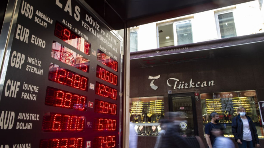 Турската лира се срина до рекордно ниски нива в търговията