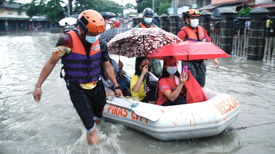 Властите във Филипините евакуираха хиляди жители на столицата Манила, след