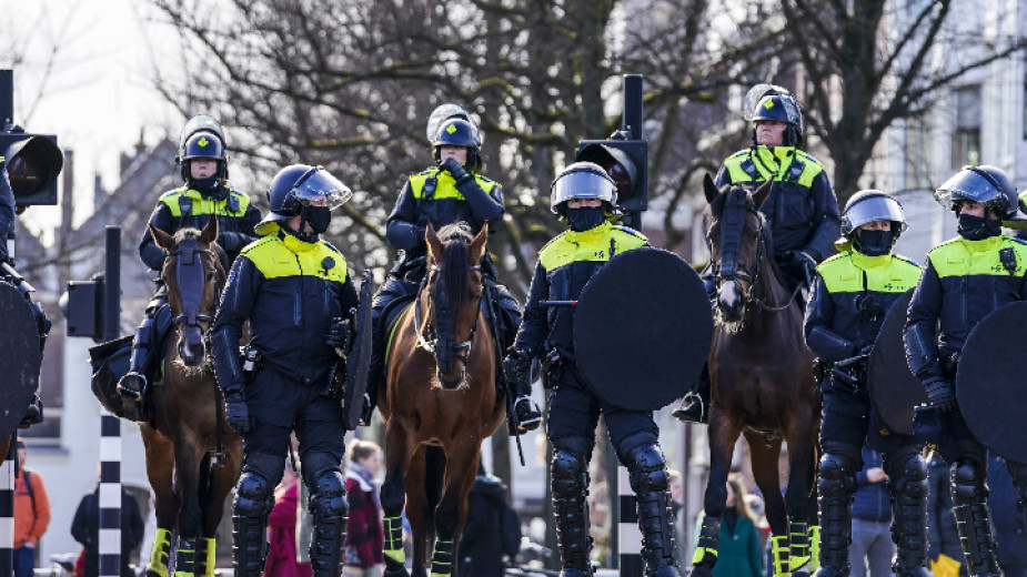 Нидерландската полиция за борба с безредиците използва водно оръдие, за
