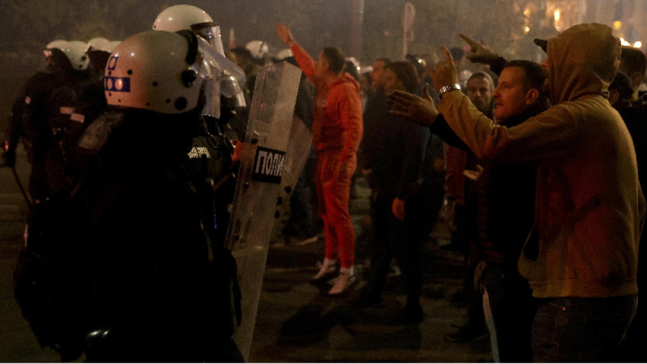 Сръбската полиция се изправя срещу антиправителствени протестиращи в Белград, Сърбия, 2 ноември 2025 г.