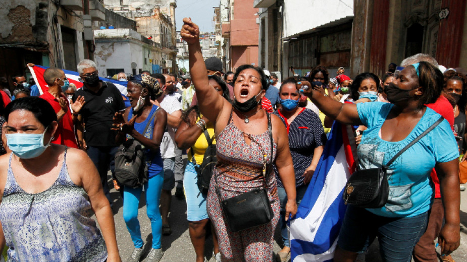 Десетки бяха задържани в Куба, след като хиляди се присъединиха