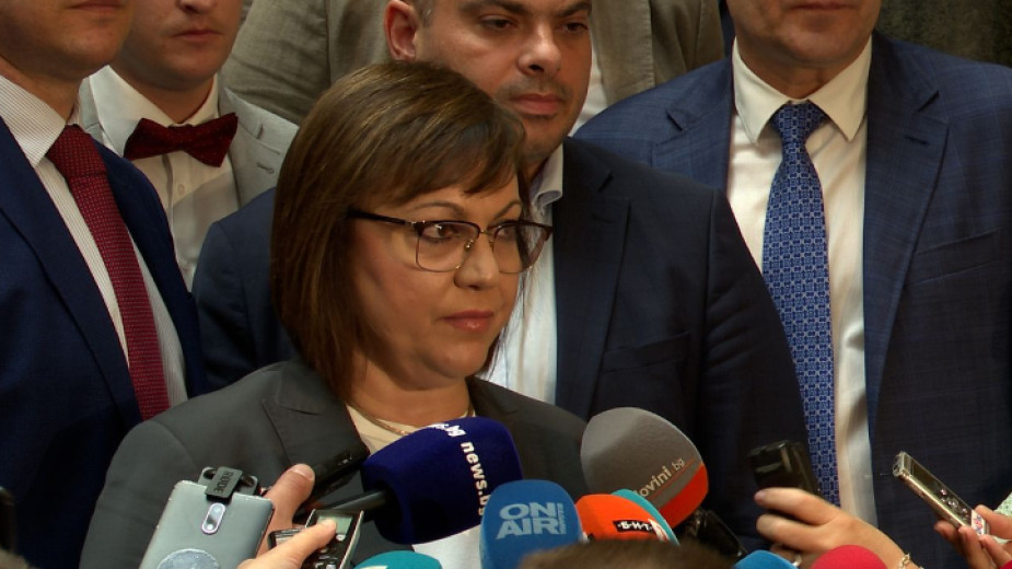 Корнелия Нинова говори пред репортери в Народното събрание, 29 юни 2022 г.