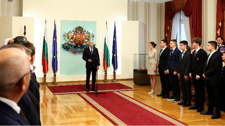 В Гербовата зала на „Дондуков“ 2 държавният глава Румен Радев отправя приветствие по случай Деня на народните будители.