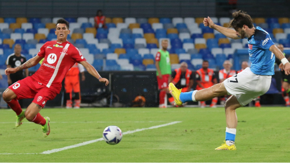 Наполи постигна убедителна домакинска победа с 4:0 срещу новака Монца