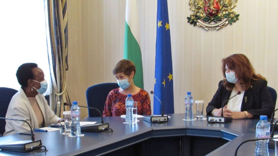 Вицепрезидентът Илияна Йотова и представителят на УНИЦЕФ за България д-р