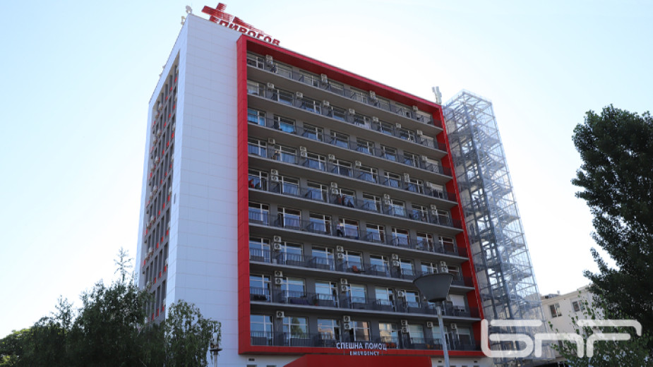 Лекари, медицински сестри и пациенти от болница Пирогов излизат на