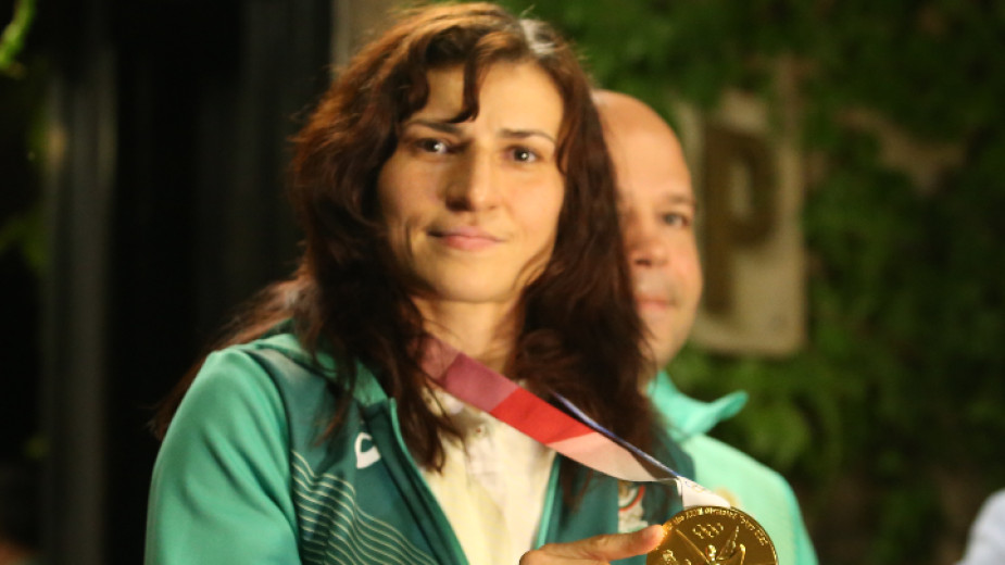 Олимпийската ни шампионка Стойка Кръстева беше тържествено посрещната минути преди