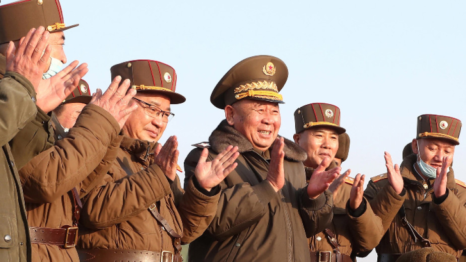 Северна Корея заплаши с още военни изпитания в отговор на