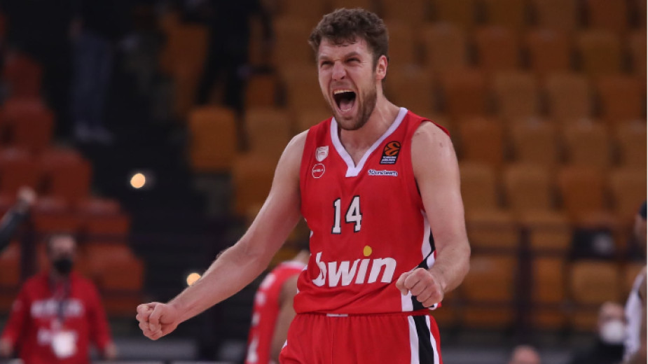 Българският баскетболист Александър Везенков вкара 16 точки за победата на