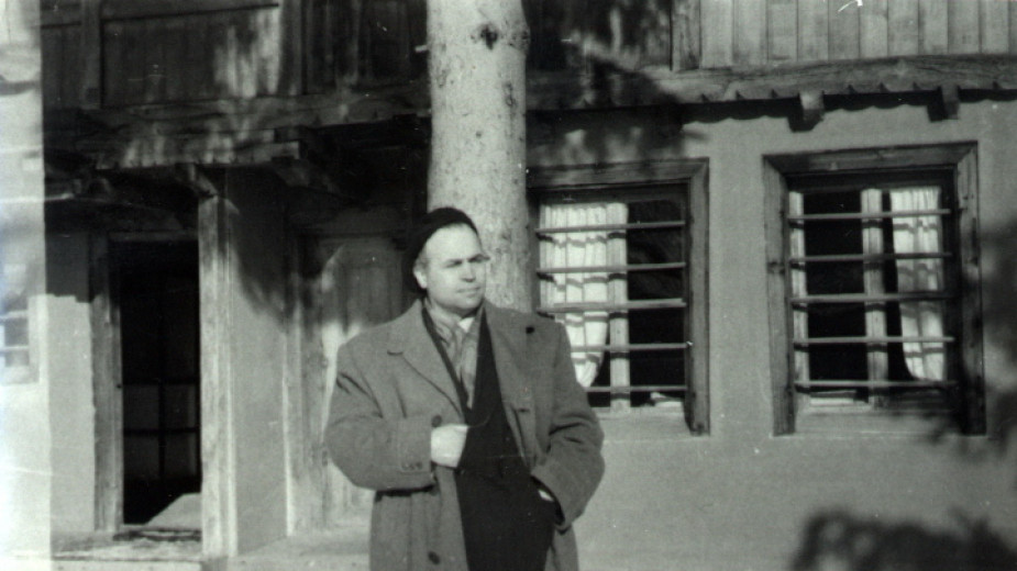 Петко Теофилов пред кабинета си в къща-музей Димчо Дебелянов