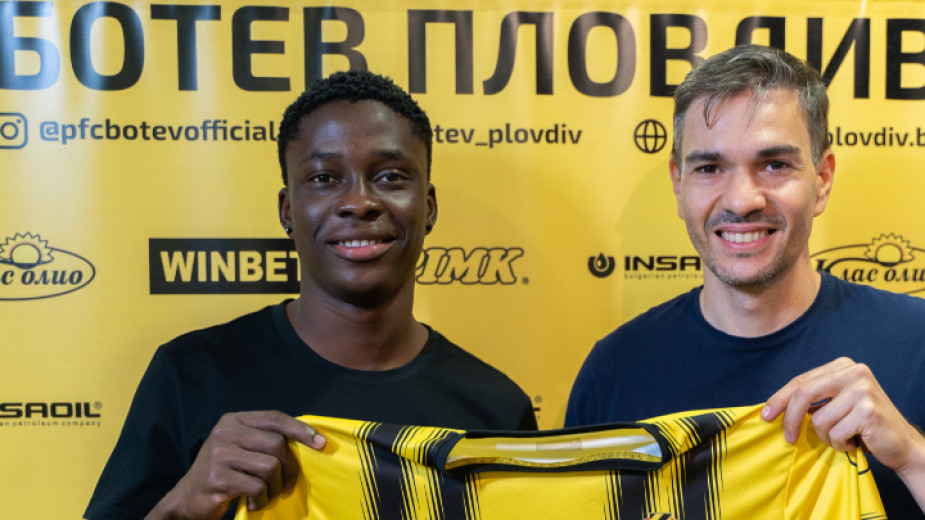 Ботев (Пловдив) подписа с младия дефанзивен полузащитник Точукву Нади. Нигериецът