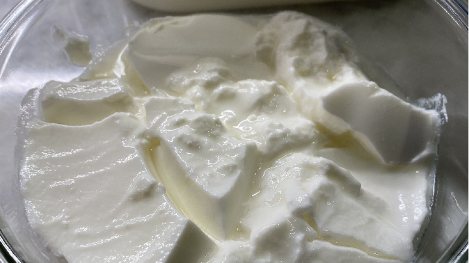 Млечните продукти, като киселото мляко, помагат за намаляване на високото