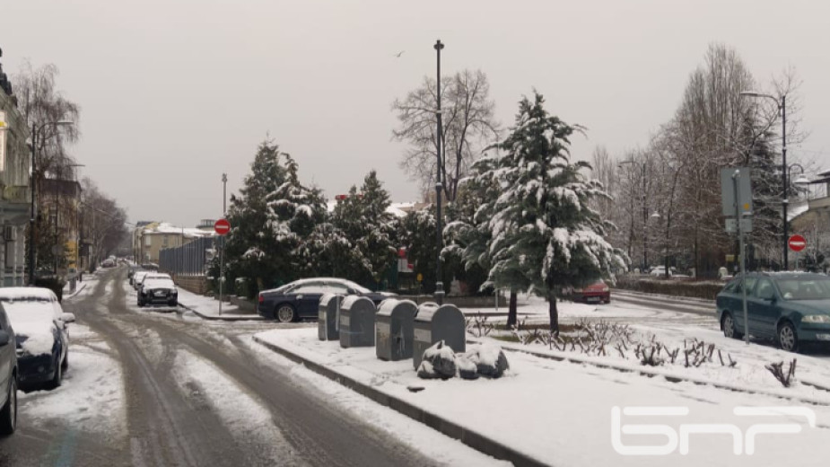 Сняг вали в областите Бургас, Сливен и Ямбол. На места е