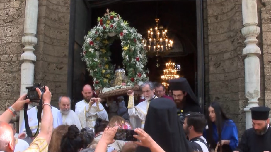 Стотици миряни и свещеници от църквата Света Неделя изпратиха мощите на Светите