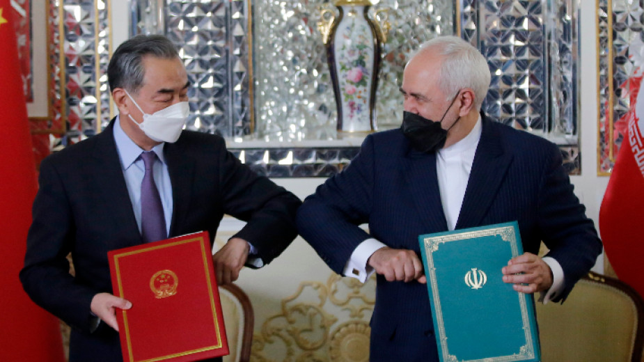 Първите дипломати на Китай и Иран се поздравяват след подписването на договора