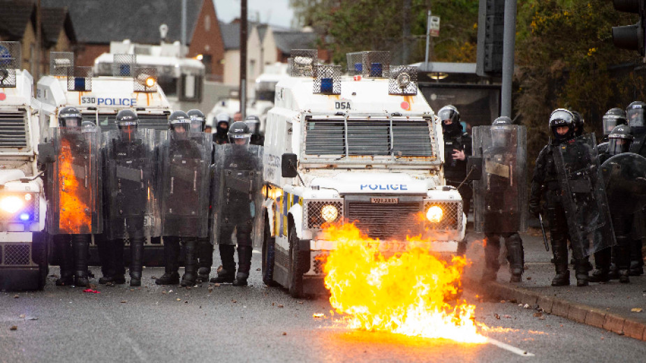 Полицията в Северна Ирландия бе замеряна със запалителни бомби, фойерверки