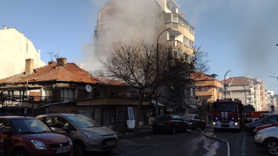 Пожар е обхванал двуетажна къща в бургаския комплекс Лазур“. Изведени,