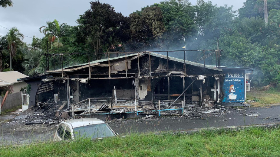 Опустошена сграда в Нова Каледония в резултат на бунтовете, 15 май 2024 г.