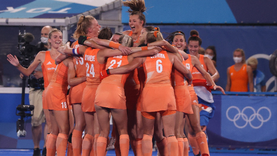 Нидерландките празнуват след края на финала.