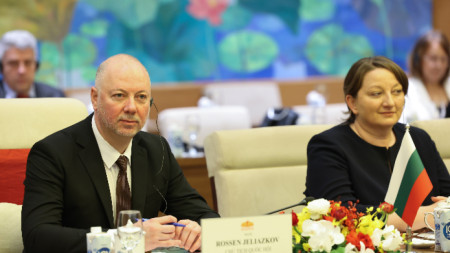 Председателят на Народното събрание Росен Желязков и председателят на Комисията по труда и социалната политика Деница Сачева по време на посещението във Виетнам.