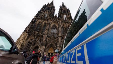 Полицейска кола край катедралата в Кьолн, Германия, 24 декември 2023 г.