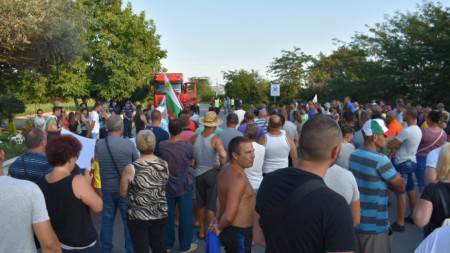Протестиращите блокираха пътя Сливен - Ямбол край село Крушаре вчера след 17,30 часа и решиха, че ще останат там докато не бъдат изпълнени исканията им.