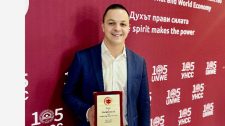 Цанко Цанков с плакета.