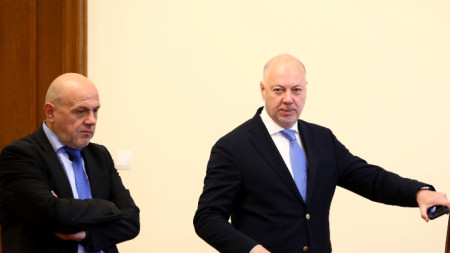 Министър-председателят Росен Желязков (вдясно) и вицепремиерът Томислав Дончев по време на заседанието на МС на 20 август 2025