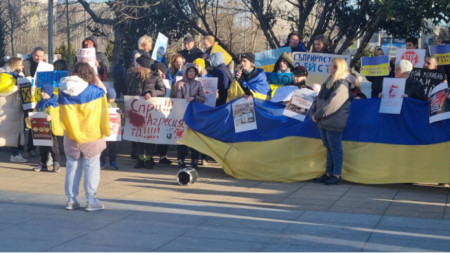 В навечерието на навършването на един месец от началото на войната в Украйна пред паметника на Съветската армия в Бургас се състоя митинг против войната и за прекратяване на военните действия
