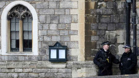 Полицаи охраняват замъка Уиндзор.