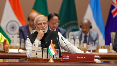 Индийският министър-председател Нарендра Моди, председателстващ заключителната сесия на срещата на върха на Г-20 в Ню Делхи, 10 септември 2023 г. На форума за страната домакин беше използвано името Бхарат, а не познатото Индия.