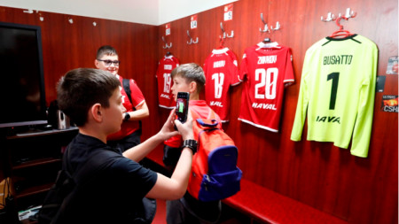 Деца разглеждат съблекалнята на първия отбор на ЦСКА София.