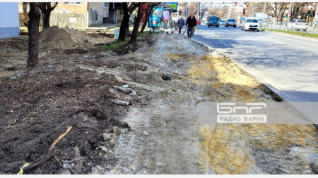 Недостъпен тротоар заради ремонти във Варна
