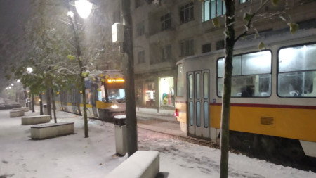 Проблеми с контактната мрежа предизвикаха опашка от трамваи по бул. 