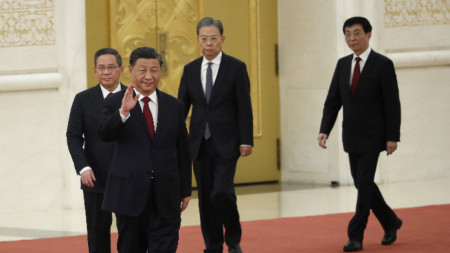 Си Цзинпин с новите членове на Постоянния комитет на Политбюро на ККП, Пекин, 23 октомври 2022 г.

