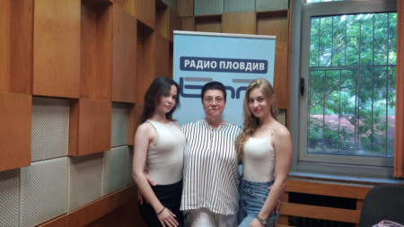 От ляво надясно на снимката са: 
Павлена Николова, Мариана Данева, Рая Папазова