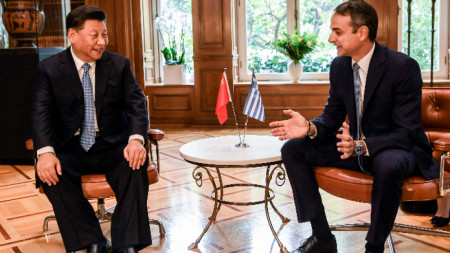 Китайският президент Си Цзинпин с гръцкия премиер Кириакос Мицотакис.