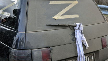 Кола с бежанци от Мариупол е маркирана със Z – знак за идентификация, използван от руската армия, на украинско-руски граничен пункт, 7 март 2022 г.