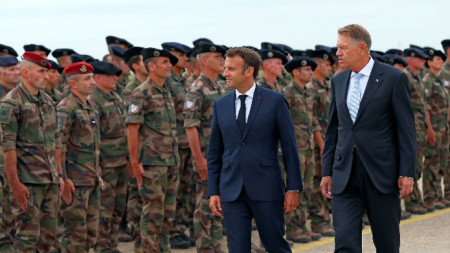 Президентите на Франция Еманюел Макрон (вляво) и на Румъния Клаус Йоханис по време на посощението в базата 