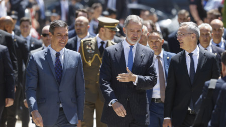 Премиерът на Испания Педро Санчес, крал Фелипе VI и генералният секретар на НАТО Йенс Столтенберг (отляво надясно)
