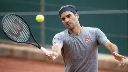 Роджър Федерер по време на тренировка в Женева.
