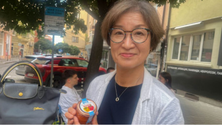 Макико подари бурканче лютеница, донесено чак от Япония  на нашия репортер