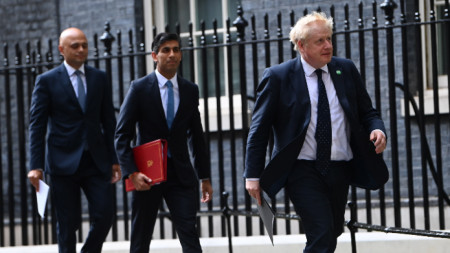 Британският премиер Джонсън (вдясно), следван от Сунак (в центъра) и Джавид, на път за пресконференция на Даунинг стрийт в Лондон, архив, септември 2021 г.