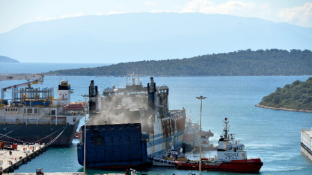 Фериботът „Юрофери Олимпия“ е изтеглен до пристанището Астакос, Гърция, 23 февруари 2022 г. 