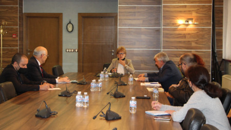 Идеята е била обсъдена на среща на министър Виолета Комитова с председателя на КЕВР Иван Иванов.