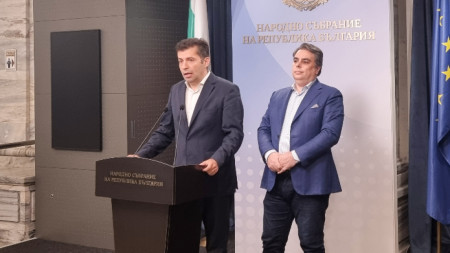 Кирил Петков и Асен Василев(на втори план вдясно).