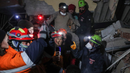 Членове на турския и монголския спасителен екип празнуват, след като изведоха Хуля Кабакулак от срутила се сграда след 90 часа под развалините в Хатай, Югоизточна Турция, 9 февруари 2023 г.