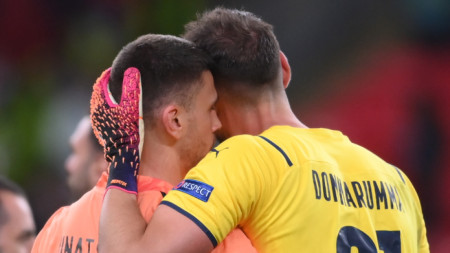 Донарума успокоява Унай Симон след полуфиналната среща на европейското първенство по футбол между отборите на Италия и Испания