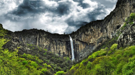 Водопадът Скакля