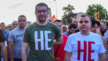 Християн Мицкоски (в центъра) и негови поддръжници носят тениски с надпис 